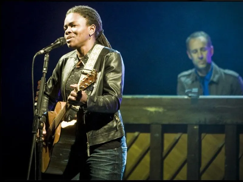 “Fast Car” Lyrics Meaning (Tracy Chapman)