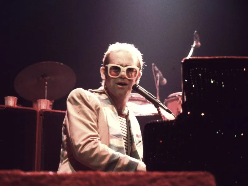 “Don’t Let the Sun Go Down on Me” Lyrics Meaning (Elton John)