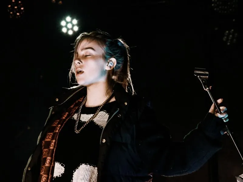 “Ocean Eyes” Lyrics Meaning (Billie Eilish)