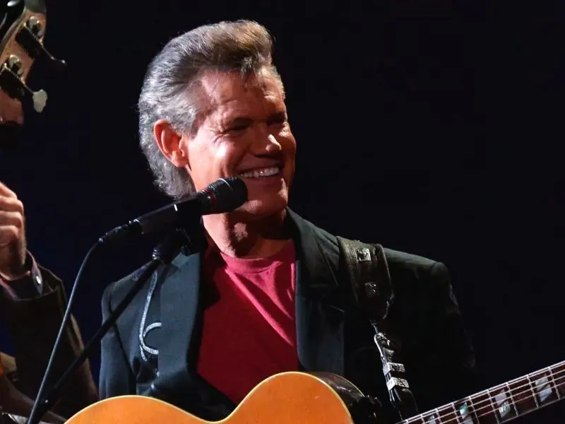 “Three Wooden Crosses” Lyrics Meaning (Randy Travis)