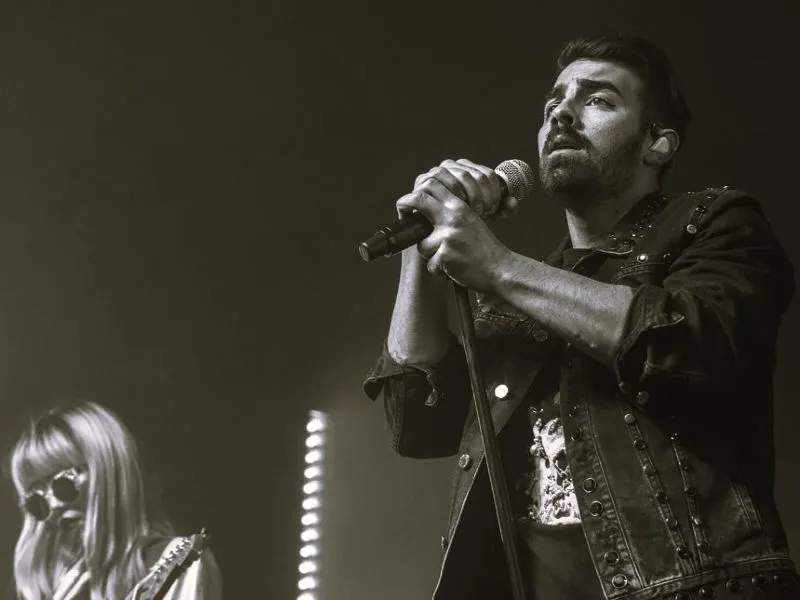Cake by the Ocean Lyrics Meaning (DNCE Song Explained)